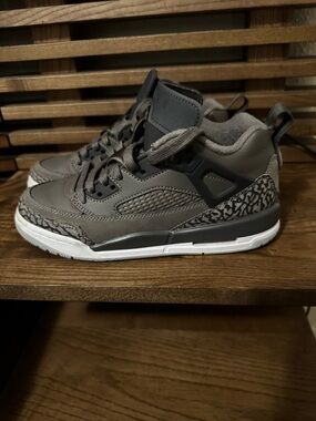 Jordan Kids Grey low Sneakers with Elephant Print Accents